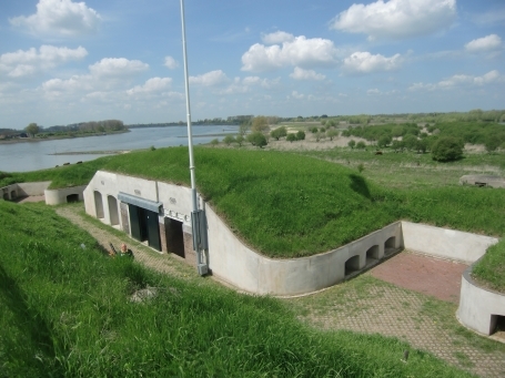 Doornenburg : Fort Pannerden, das begrünte Dach mit Hohltraverse, im Hintergrund die Waal